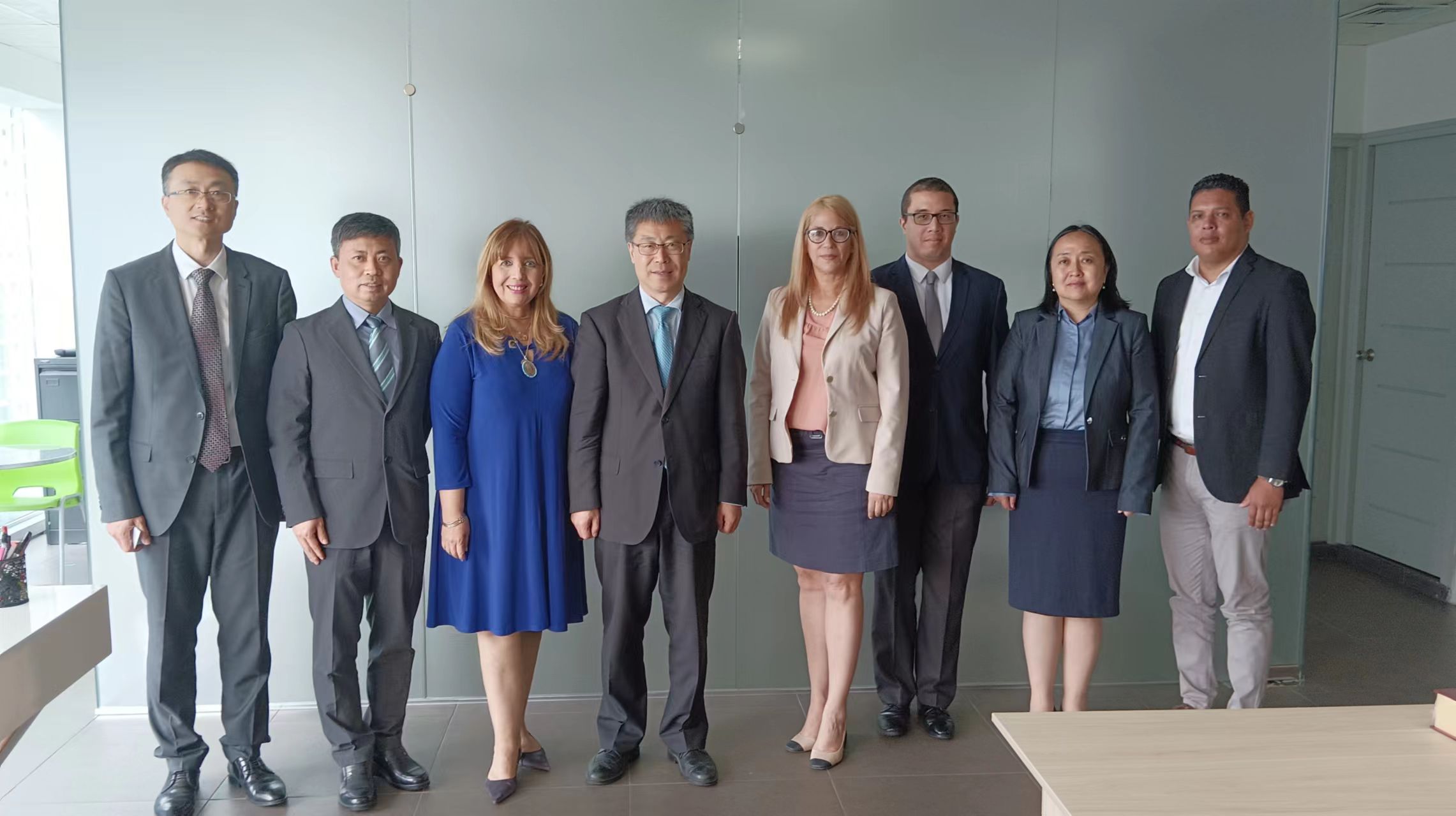 李杰副会长会见巴拿马职业外交官协会主席丽萨·平松